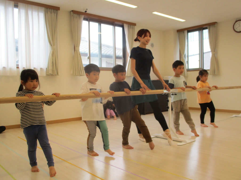 画像：バレエ・リトミック・English